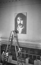 Zappa painting being installed at The Palladium Theatre  web.jpg (385582 bytes)